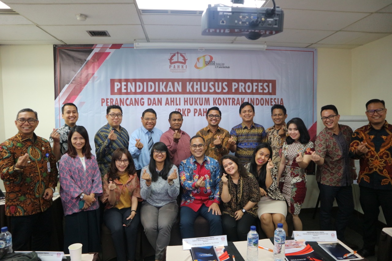 Foto Bersama Peserta PKP PAHKI Tingkat Dasar Angkatan V dengan Ketua Umum DPP PAHKI, Prof Hikmahanto Juwana, S.H., LLM., PhD